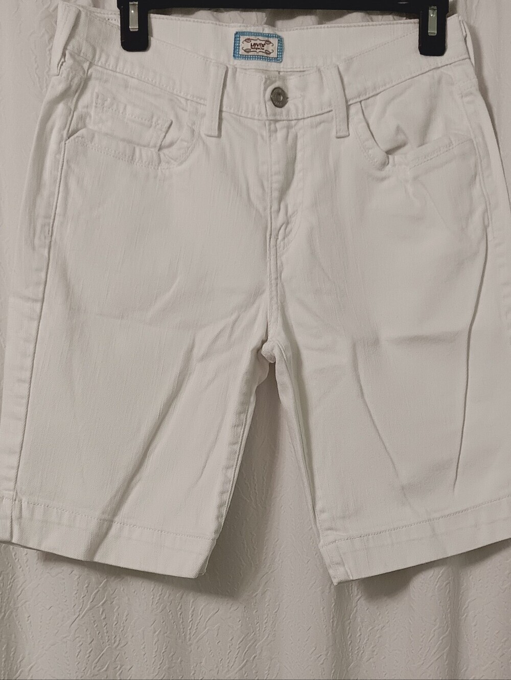 Levis Women's White Bermuda Shorts Size 6